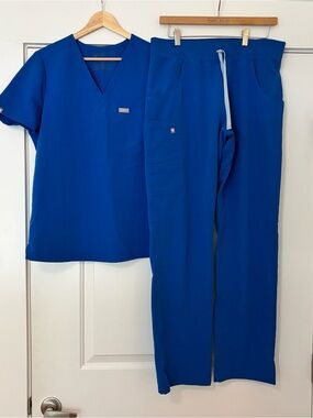 Set of FIGS Women's Catarina One Pocket Top Kade Cargo Bottoms Royal Blue RN MD